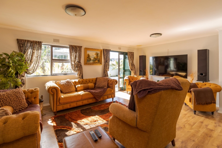 5 Bedroom Property for Sale in Loucharmante Western Cape